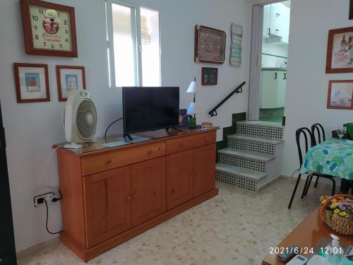 sala de estar con TV en la parte superior de un tocador en Atico Soleado, en Cádiz