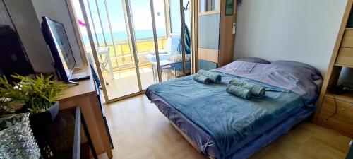 une chambre avec un lit avec vue sur l'océan dans l'établissement Evasion Bleue, à Villeneuve-Loubet