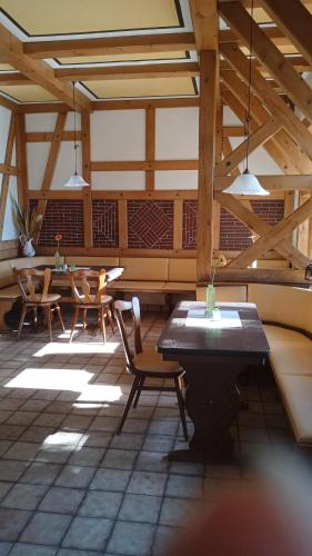 una habitación con mesas y sillas en un edificio en Landgasthof Zum Heidekrug en Bad Orb