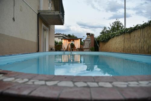 a swimming pool in a yard with a building at Le 2 Perle 2.0 in Peschiera del Garda