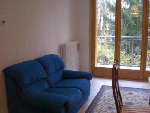 Cassina ValsassinaにあるCasa Stella Alpinaのリビングルーム(青い椅子、窓付)