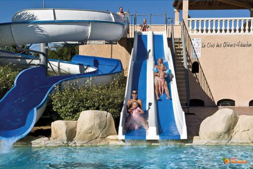 un groupe de personnes glissant sur un toboggan aquatique dans l'établissement Clos des Oliviers VI07, à Vidauban