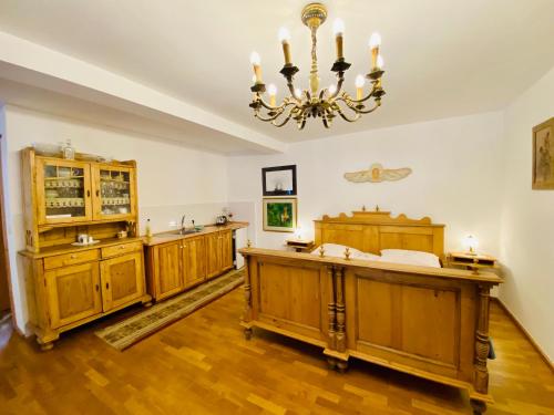 Habitación grande con muebles de madera y lámpara de araña. en Agroturystyka „Na Połomiu” en Istebna
