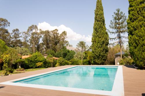 una piscina en un patio con árboles en Hotel Rural Solar das Arcadas, en Ponte de Lima