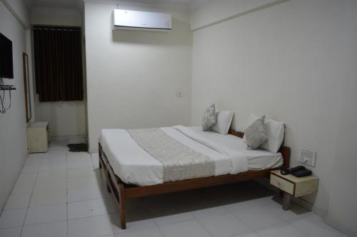 Un pat sau paturi într-o cameră la HOTEL RUNWAY INN