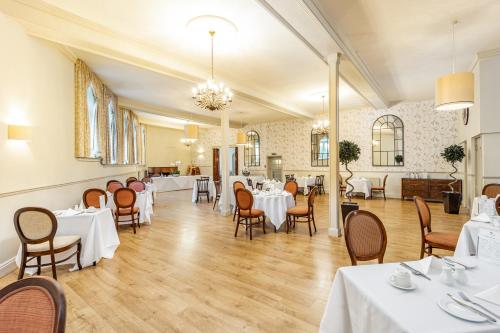 Reštaurácia alebo iné gastronomické zariadenie v ubytovaní Best Western Limpley Stoke Hotel