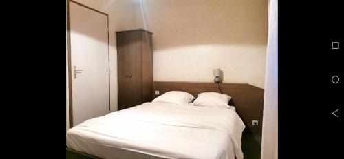 Hôtel Les Golieres avec WC et sdb individuelles, tv, WiFi, bar restaurant et parking poids lourd