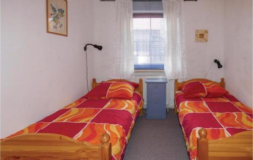 1 dormitorio con 2 camas y ventana en Nice Apartment In Arrach With Wifi en Arrach