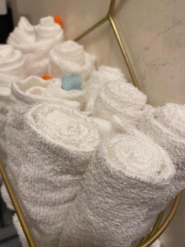 une pile de serviettes blanches assises sur un portant dans l'établissement Coin Inn, à Lviv