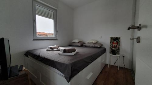 斯普利特的住宿－Apartman Elena - Visoka,Split，一间卧室设有一张大床和窗户