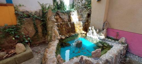 a model of a pool with an elephant in a house at Hosteria Picos De Europa in Potes