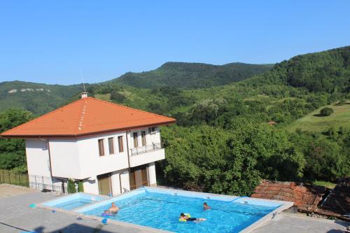 - un groupe de personnes se baignant dans une piscine dans l'établissement Бадевски рай- къща София, à Veliko Tarnovo