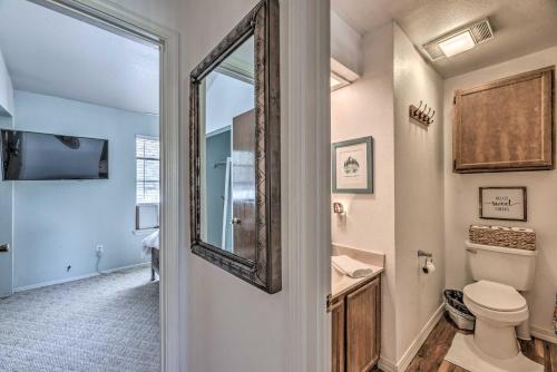 Et badeværelse på Family-Friendly Ruidoso Escape 2 Mi to Golf!