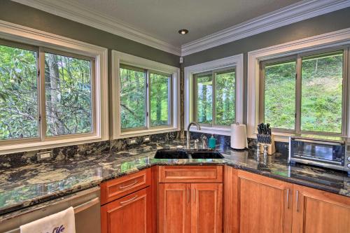 Una cocina o cocineta en Inviting Family Abode with Dock on Norris Lake!