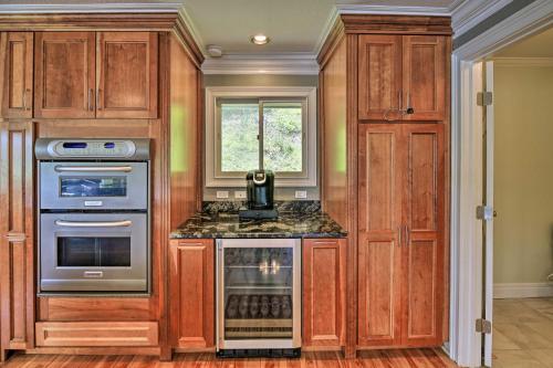 Una cocina o cocineta en Inviting Family Abode with Dock on Norris Lake!