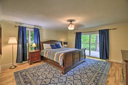 Säng eller sängar i ett rum på Inviting Family Abode with Dock on Norris Lake!