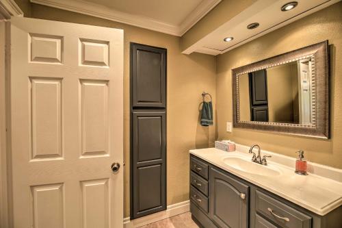 Un baño de Inviting Family Abode with Dock on Norris Lake!