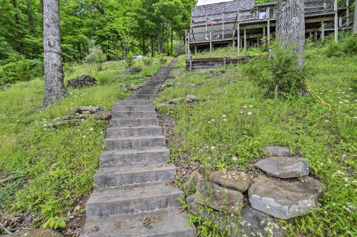 Un jardín fuera de Inviting Family Abode with Dock on Norris Lake!