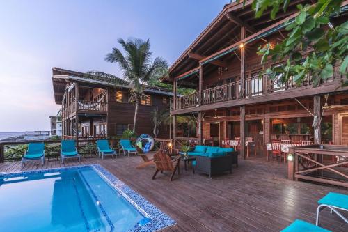 ein Resort mit Pool und Haus in der Unterkunft Cocolobo Resort in West End