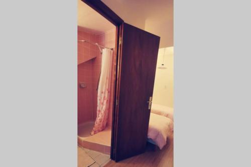 - une porte menant à une chambre avec un lit dans l'établissement Location G&W, très proche sanctuaires II, à Lourdes