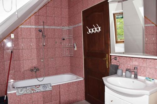y baño con lavabo, bañera y ducha. en Pilikán Apartments - Park, Market, Vineyard & Sheep farm, en Cserszegtomaj
