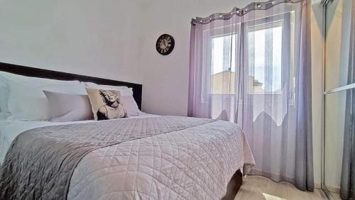Un dormitorio con una cama grande y una ventana en Apartment Ivana, en Makarska