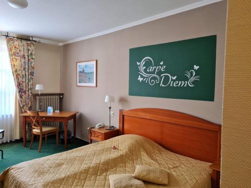 Ένα ή περισσότερα κρεβάτια σε δωμάτιο στο Hotel Zur Post