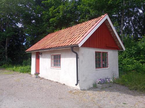 FlobyにあるSjögårdens gästhus med sovloftの赤い屋根の小さな家