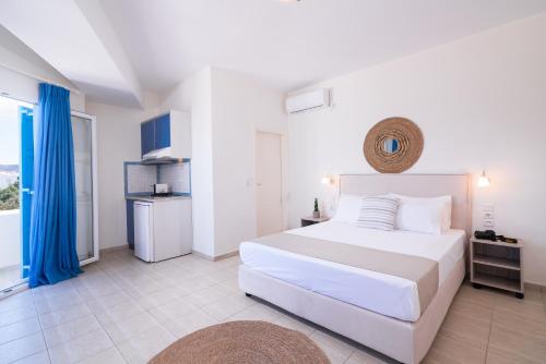 a bedroom with a white bed and blue curtains at Domus Litus in Pollonia