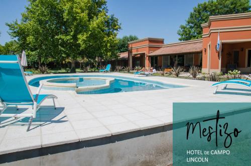 林肯的住宿－Mestizo Hotel，一个带躺椅的游泳池和一个酒店挑战者挑战者标志