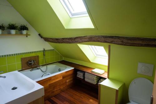 une salle de bain avec un lavabo et une baignoire dans l'établissement Beautiful 4-Bed House in Rilly-sur-Loire, à Rilly-sur-Loire