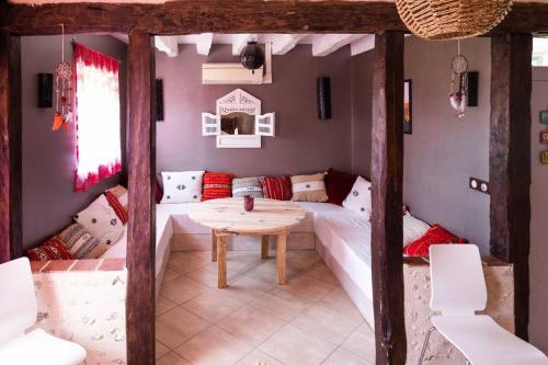 un salon avec un canapé et une table dans l'établissement Beautiful 4-Bed House in Rilly-sur-Loire, à Rilly-sur-Loire