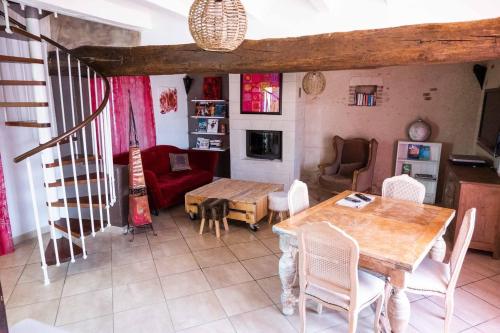 un salon avec une table et un canapé dans l'établissement Beautiful 4-Bed House in Rilly-sur-Loire, à Rilly-sur-Loire