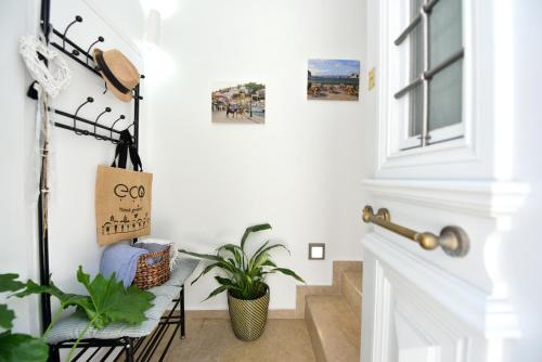 Photo de la galerie de l'établissement Agate Hydra luxury apartment, à Hydra