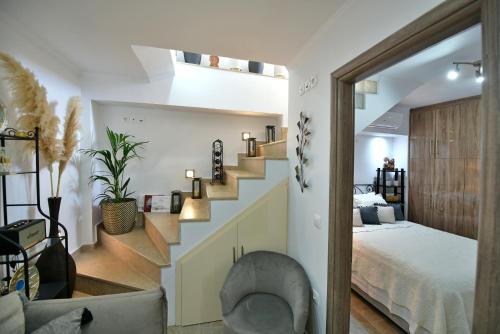 un soggiorno con scala e letto di Agate Hydra luxury apartment a Hydra