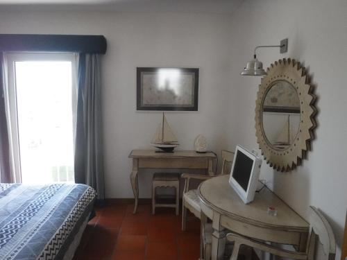 una camera da letto con scrivania e un computer su un tavolo di Lagos Marina - Exclusive Apartment with a Balcony a Lagos