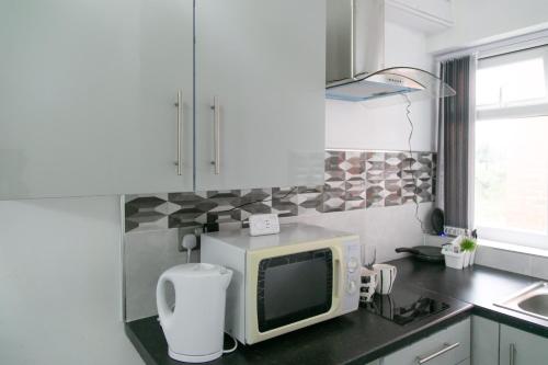 Dapur atau dapur kecil di Cheetham Hills Apartments
