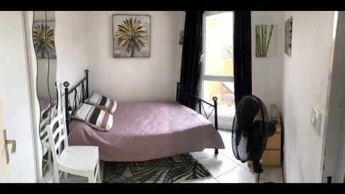 une chambre avec un lit et une fenêtre dans l'établissement Vias Plage : résidence sécurisée bord de mer, à Vias