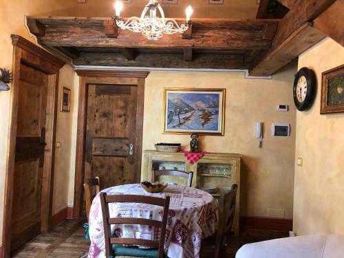 a dining room with a table and a chandelier at Le Primule in Piedilago