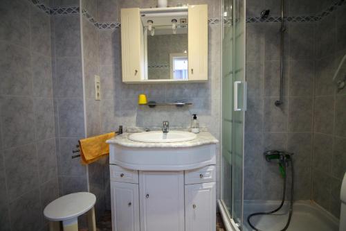 un baño con lavabo y ducha en Pueblo Andaluz 921, en Torrox Costa