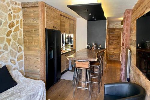 a kitchen with a counter and a bar in a room at Le Chappart de Valberg - en plein centre in Péone