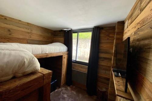 a small room with a bed and a window at Le Chappart de Valberg - en plein centre in Péone