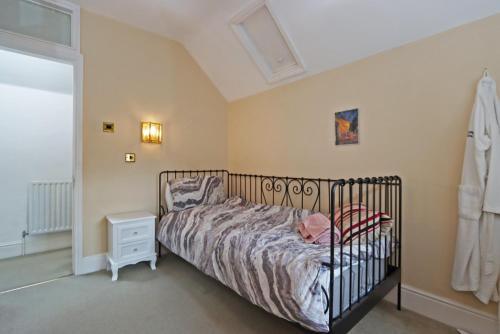 Dormitorio pequeño con cama y cuna en Compton House Snug, en Newark-on-Trent