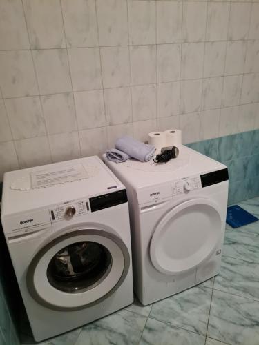 een wasmachine en een wasmachine in de badkamer bij Apartment Mihael in Dubrovnik