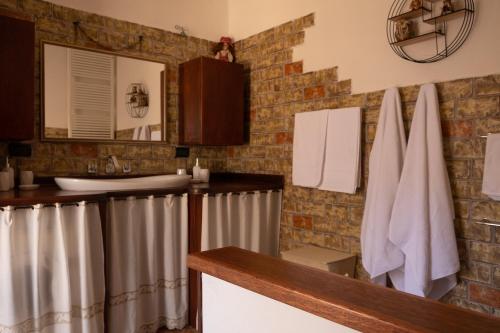 uma casa de banho com um lavatório e um chuveiro em "Il Miglio" Country House em Pettorano sul Gizio