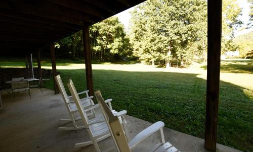 a group of lawn chairs sitting on a porch at Graves Mountain Farm & Lodges in Syria