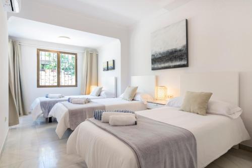 Voodi või voodid majutusasutuse Villa Giovanni - Marbella Center - Heated Pool toas