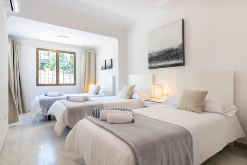 Postel nebo postele na pokoji v ubytování Villa Giovanni - Marbella Center - Heated Pool