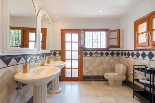 - Baño con 2 lavabos y aseo en Villa Giovanni - Marbella Center - Heated Pool, en Marbella