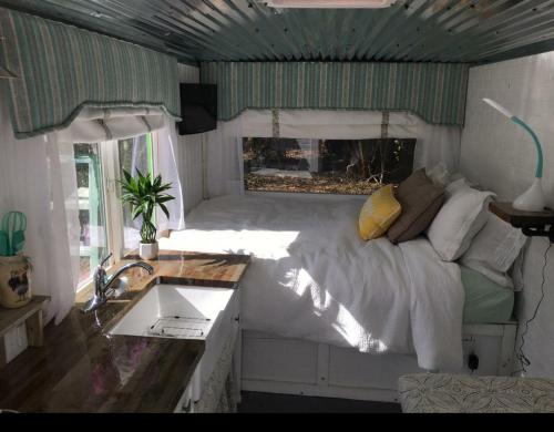 Postel nebo postele na pokoji v ubytování Kokomo Farms